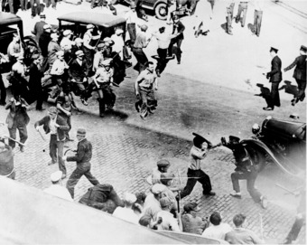 Teamsters clash with armed police in Minneapolis, 1934.