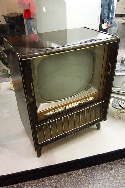 File:Philips early TV, MIM Berlin.jpg