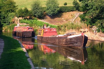  Traditional working canal boats, photo: Wikipedia. 