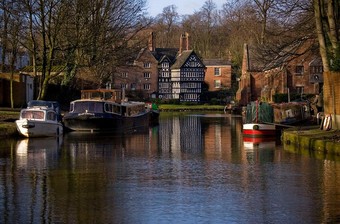  Worsley Packet House, overlooking the Bridgewater Canal in Worsley, Greater Manchester, photo: Wikipedia. 