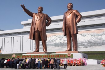  North Koreans bowing in front of statues of Kim Il-sung (left) and Kim Jong-il, April 2012, photo by  J.A. de Roo.
